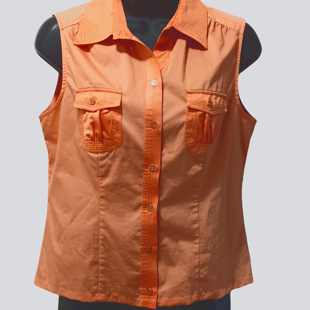 - SLEEVELESS BUTTON DOWN FITTED TOP by Debbie Shuchat